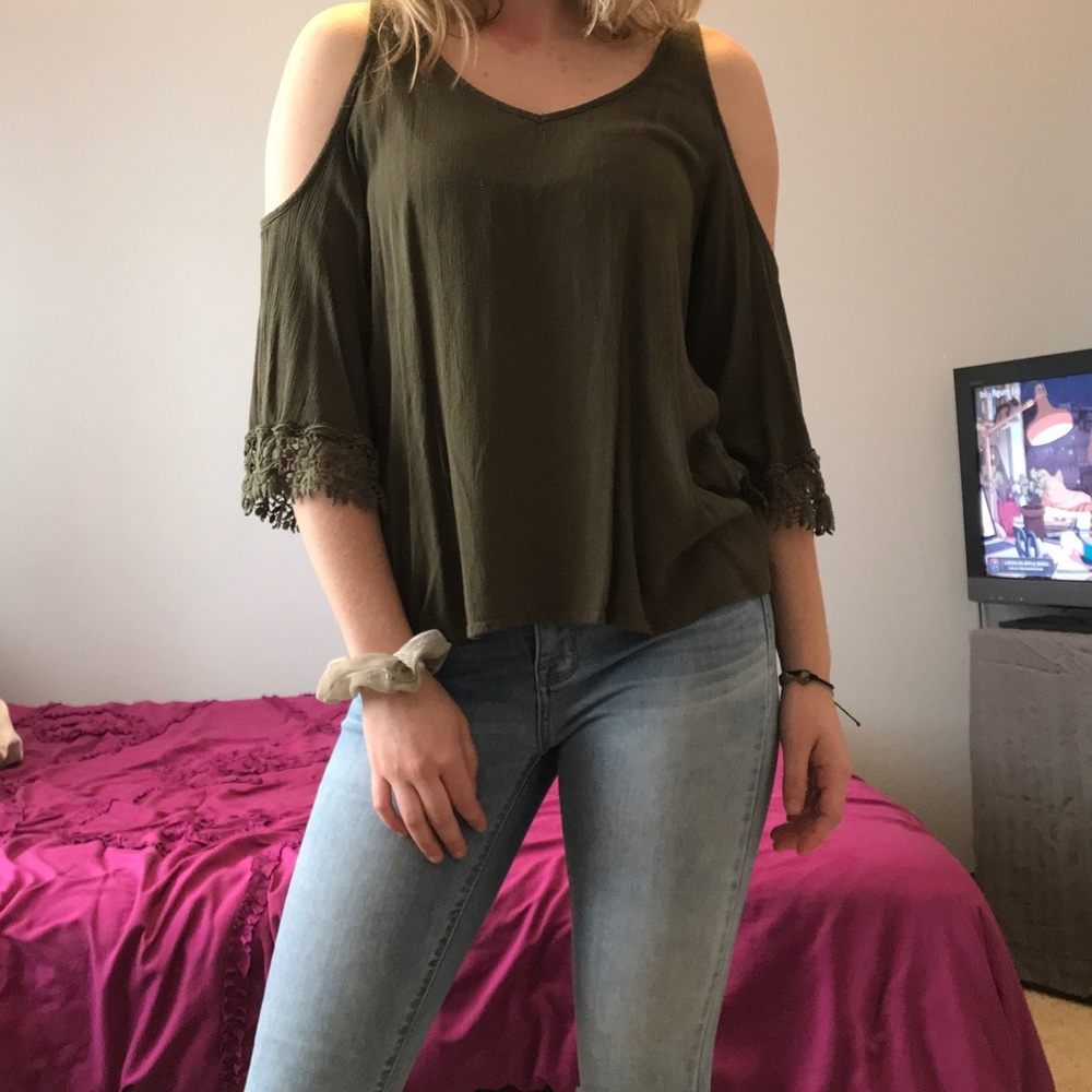 Shoulder less blouse